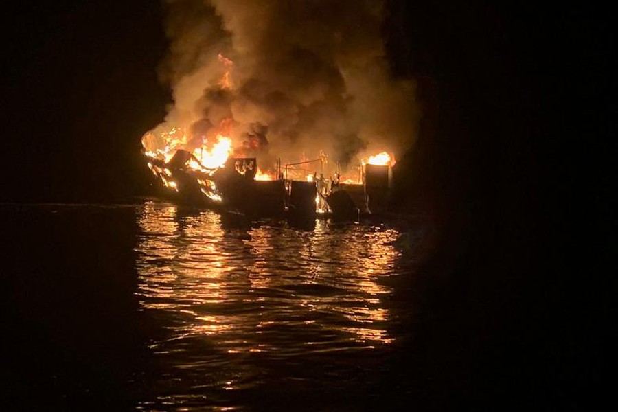 [ẢNH] Những hình ảnh xúc động sau vụ cháy tàu lặn ngoài khơi California